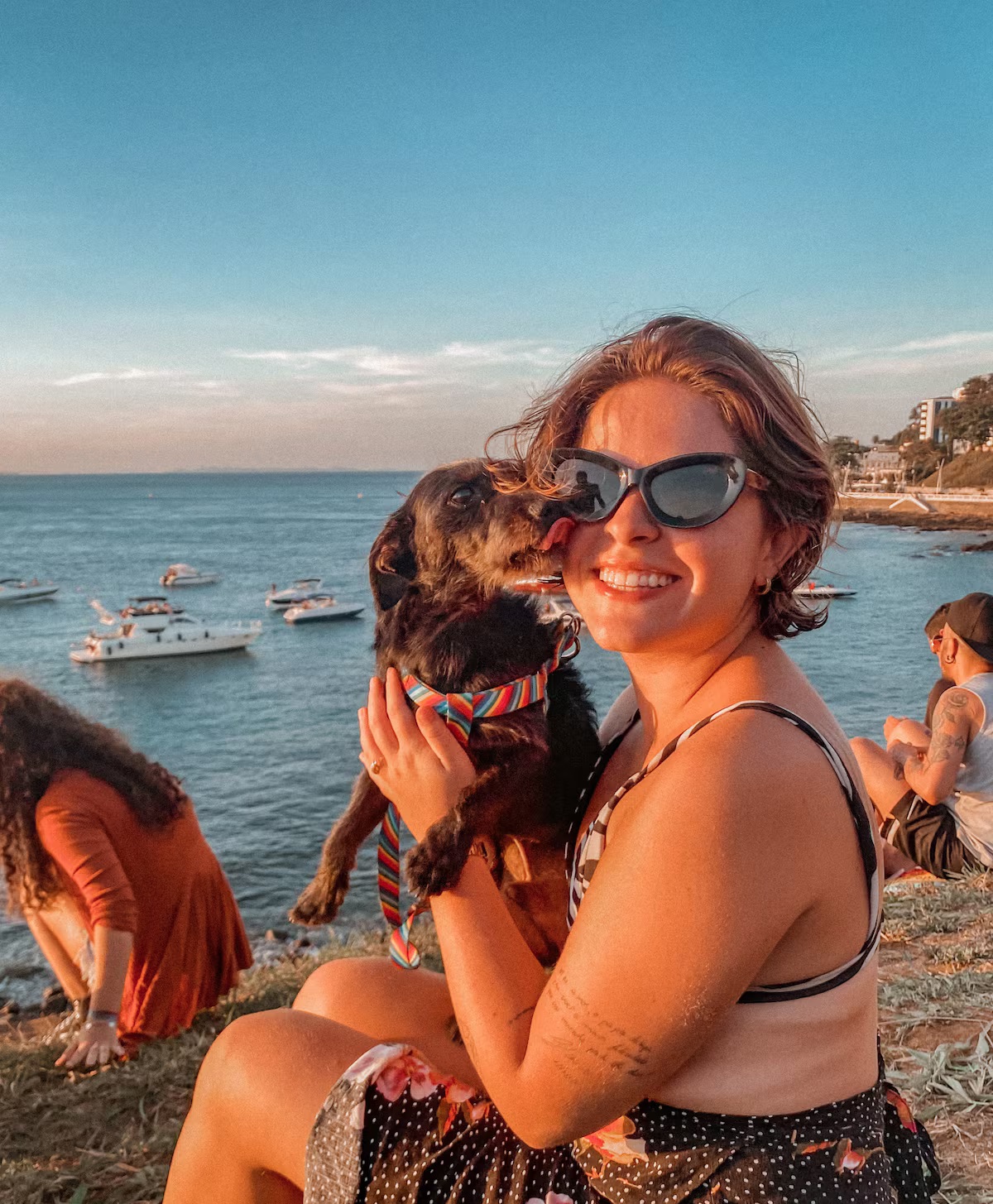 advogada Letícia Pirolo sendo lambida no rosto por seu cachorro