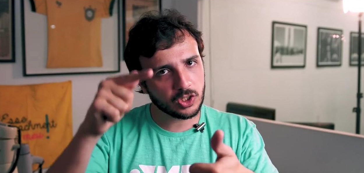 Renan Antonio Ferreira dos Santos, um dos líderes do Movimento Brasil Livre (MBL), falando e apontando para a câmera, sério, de camiseta verde