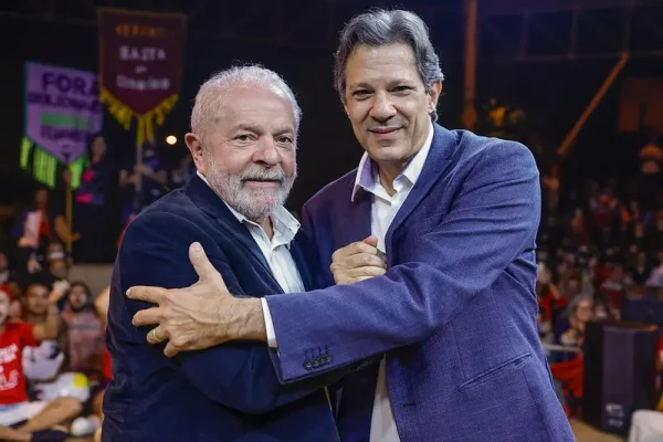 “Precisamos de uma liderança e Lula é insubstituível nesse momento”, diz Haddad