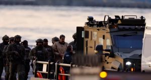 Nicolás Maduro sebdo transferido por autoridades dos EUA para comparecer em tribunal em Nova York