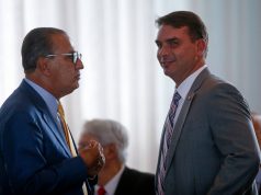 O pastor Silas Malafaia e o senador Flávio Bolsonaro conversando, em pé