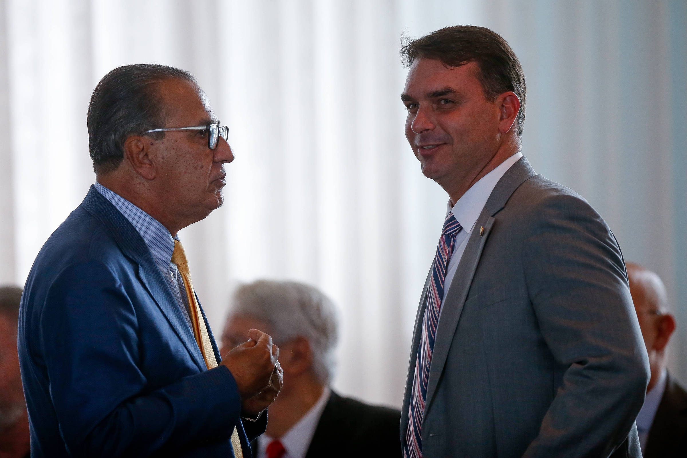 O pastor Silas Malafaia e o senador Flávio Bolsonaro conversando, em pé