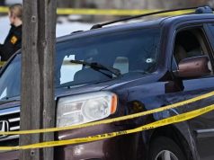 Buraco de bala no para-brisa do carro onde estava mulher morta por agentes do ICE