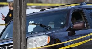 Buraco de bala no para-brisa do carro onde estava mulher morta por agentes do ICE