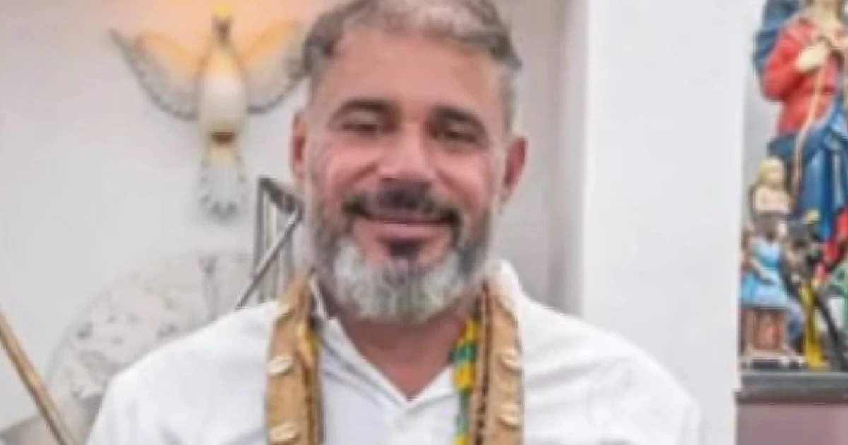 pai de santo Henrique Vorcaro Garcia sorrindo para a câmera