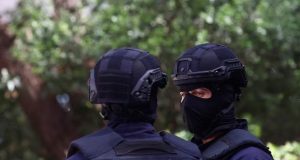 Dois policiais portugueses de costas, se olhando, sem mostrar os rostos