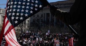 Estudantes protestam contra políticas de imigração de Trump em Washington