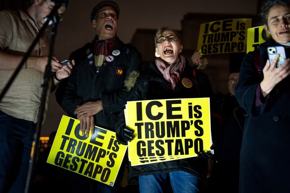Pessoas protestando contra o Serviço de Imigração e Alfândega (ICE, na sigla em inglês) - Angelina Katsanis/Reuters