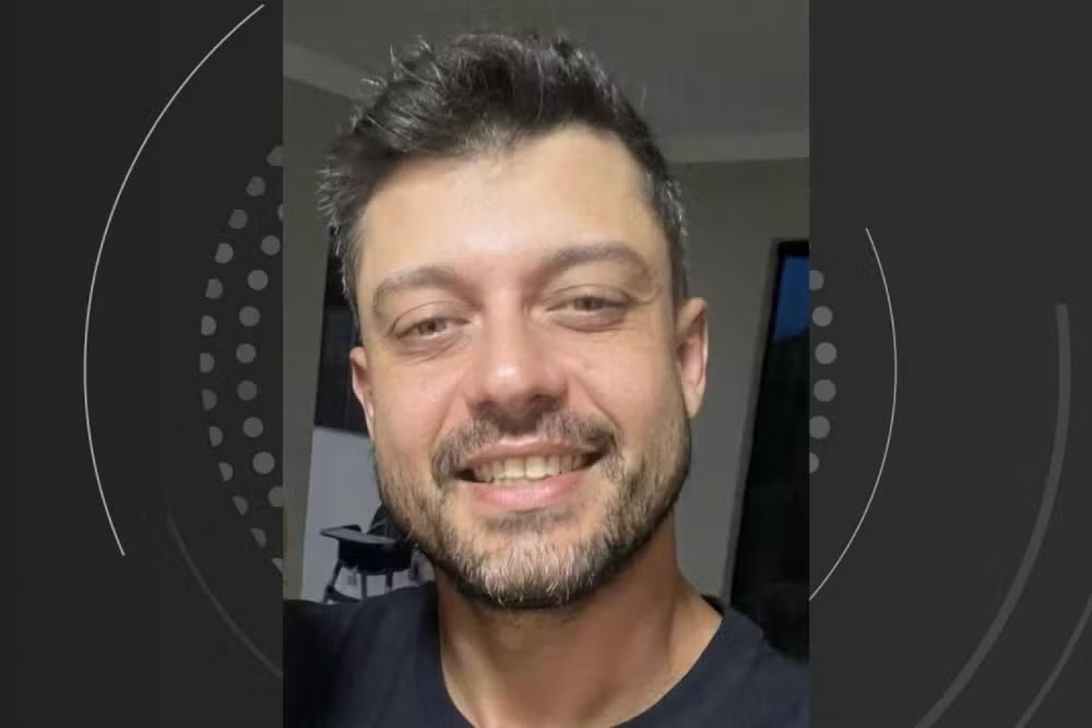 David Schmidt Prado sorrindo em foto no centro de montagem