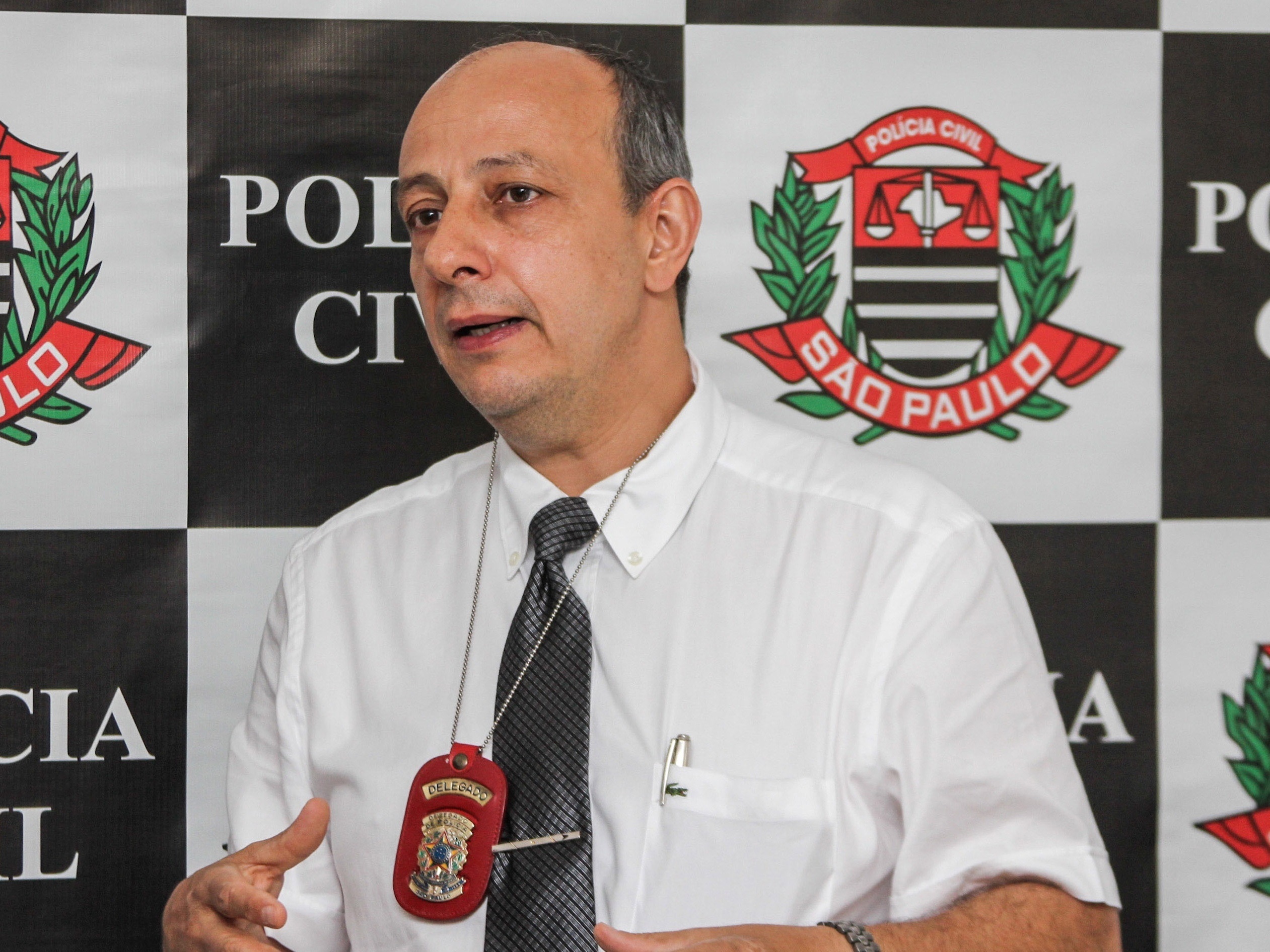 delegado Ruy Ferraz Fontes falando, sem olhar para a câmera