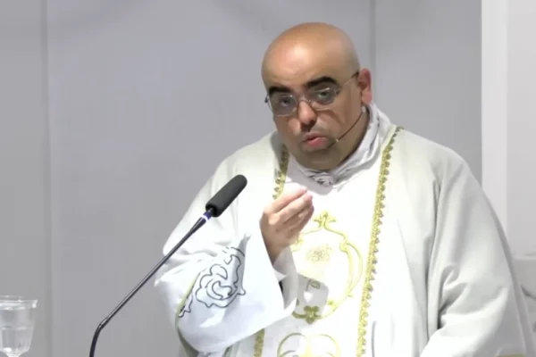 ⁠VÍDEO - Padre indiciado pela PF ataca Daniela Lima por rir da queda de Bolsonaro: “Monstruoso”