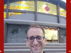 O servidor público Phetronio Paulo de Medeiros no centro de montagem, sorrindo