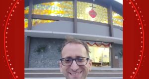 O servidor público Phetronio Paulo de Medeiros no centro de montagem, sorrindo