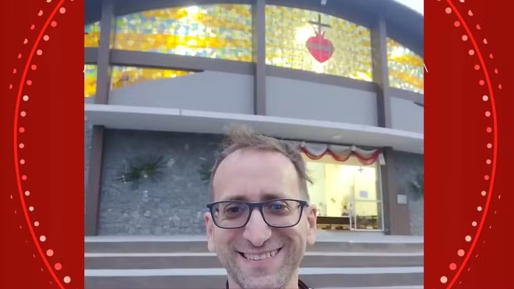 O servidor público Phetronio Paulo de Medeiros no centro de montagem, sorrindo