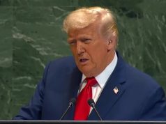 O presidente dos Estados Unidos, Donald Trump, falando, sério, olhando para o lado