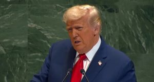 O presidente dos Estados Unidos, Donald Trump, falando, sério, olhando para o lado