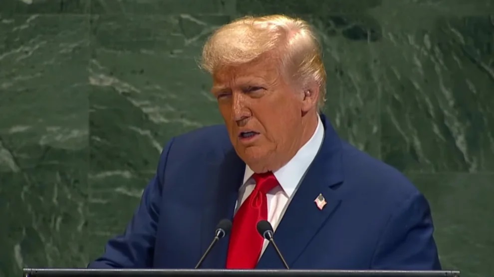 O presidente dos Estados Unidos, Donald Trump, falando, sério, olhando para o lado