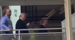 Trump mostrando dedo do meio durante visita a fábrica da Ford