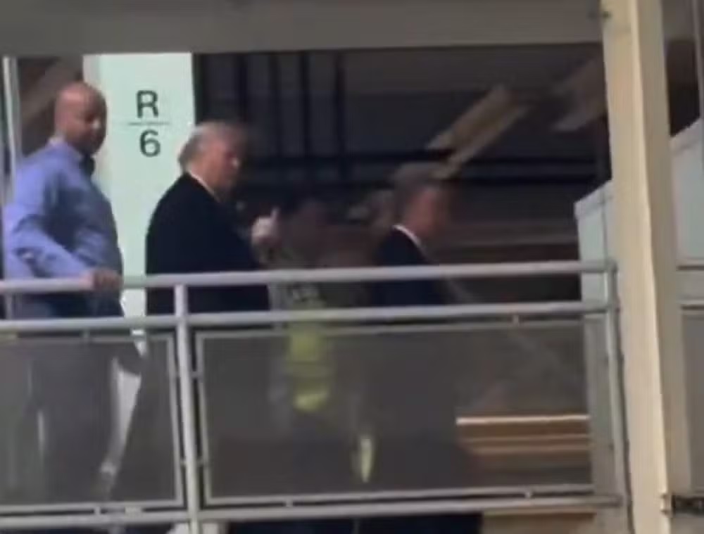 Trump mostrando dedo do meio durante visita a fábrica da Ford