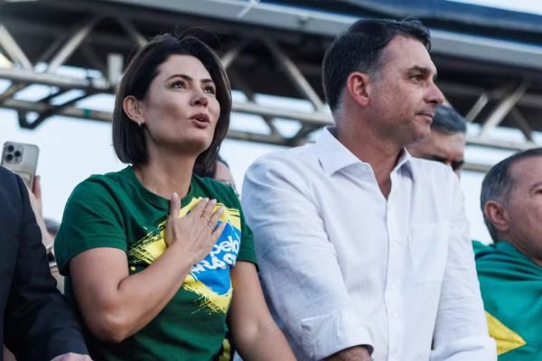 O recado de Flávio a Michelle Bolsonaro e à esposa de Tarcísio