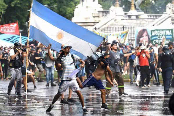 VÍDEOS: Argentinos protestam em Buenos Aires contra reforma trabalhista de Milei