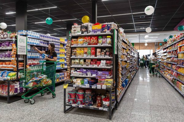Inflação de alimentos e bebidas é a menor para janeiro em duas décadas, diz IBGE