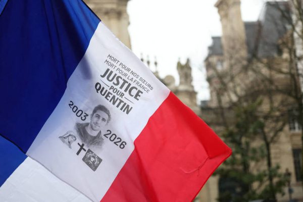VÍDEO: Protestos tomam as ruas da França após morte de ultradireitista espancado