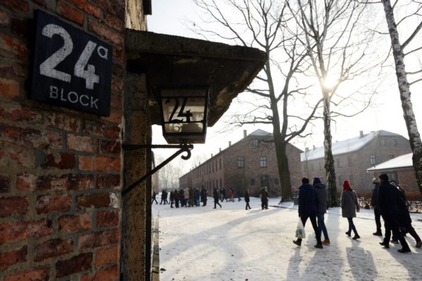 Museu de Auschwitz deixa de vender ingressos no local por "práticas antiéticas"