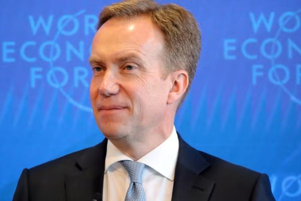 CEO do Fórum Econômico Mundial deixa cargo por ligação com caso Epstein