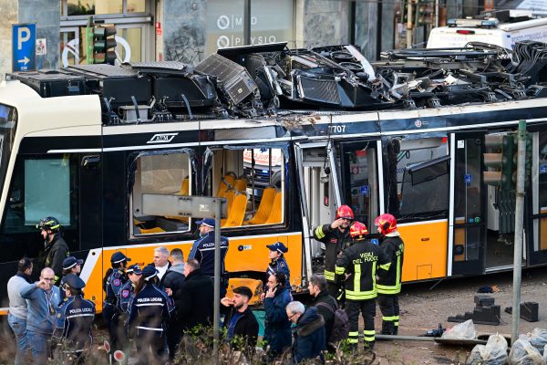 VÍDEO - Acidente com bonde deixa 2 mortos e 39 feridos em Milão