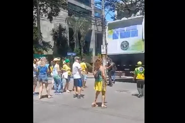 Flopou: "Bloco da Anistia" de Nikolas Ferreira reúne menos de 100 pessoas; veja VÍDEOS