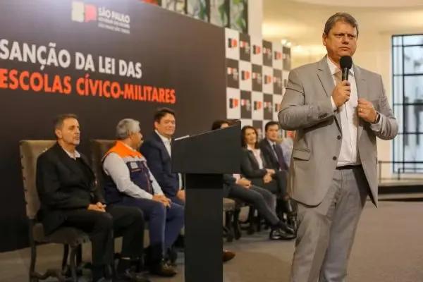 Justiça proíbe PMs de darem aulas em SP e suspende regras de escolas cívico-militares