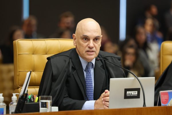Moraes libera encontro entre Bolsonaro e assessor de Trump na Papuda