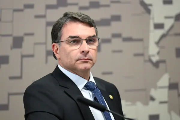 “Teto de vidro”: como o mercado vê avanço de Flávio Bolsonaro em pesquisa