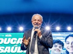 O presidente Luiz Inácio Lula da Silva (PT) falando em microfone, em pé