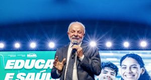 O presidente Luiz Inácio Lula da Silva (PT) falando em microfone, em pé