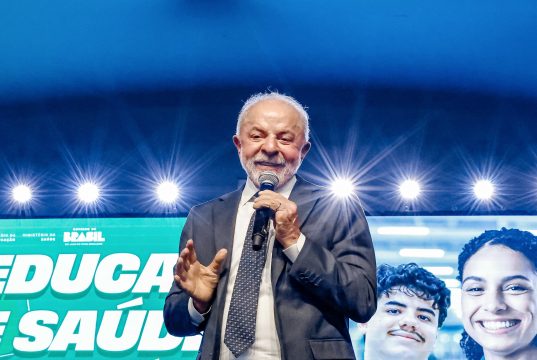 O presidente Luiz Inácio Lula da Silva (PT) falando em microfone, em pé
