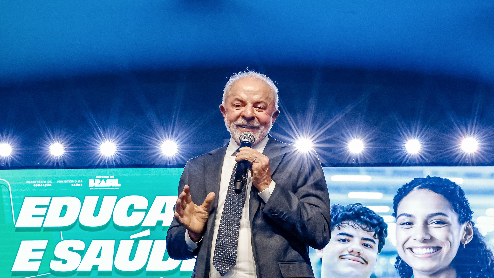 O presidente Luiz Inácio Lula da Silva (PT) falando em microfone, em pé