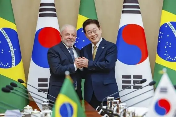 "Irmãos": presidente da Coreia do Sul publica vídeo de IA abraçando Lula