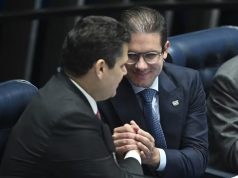 Davi Alcolumbre e Hugo Motta em aperto de mãos, sorrindo