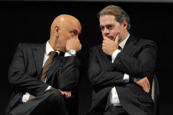 Toffoli e Moraes defendem direito de juízes terem ações e renda privada