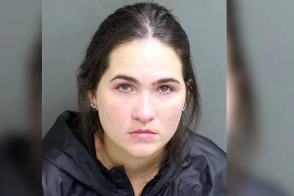 Após audiência, esposa de Henrique da dupla com Juliano deixa a prisão nos EUA