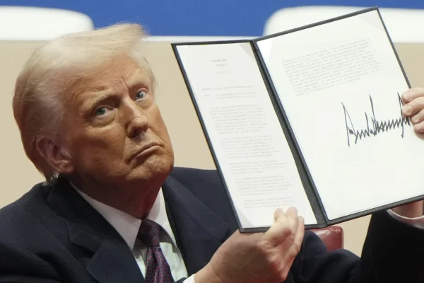 Golpe: Trump articula decreto para assumir controle das eleições nos EUA, diz Washington Post