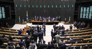 Parlamentares durante votação no plenário