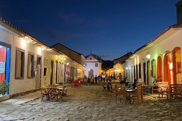 A única cidade do Brasil onde o mar "lava" as ruas