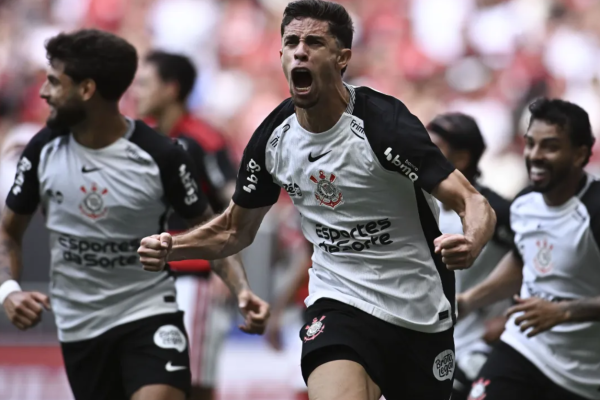 Corinthians bate Flamengo e conquista a Supercopa do Brasil
