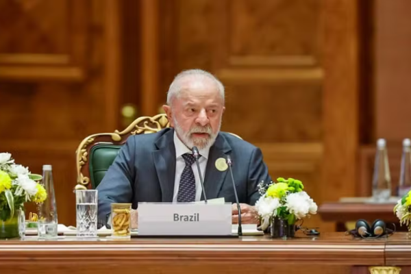 Duas manchetes contra o povo e uma sobre o filho assumindo a cadeira do pai. Por Moisés Mendes