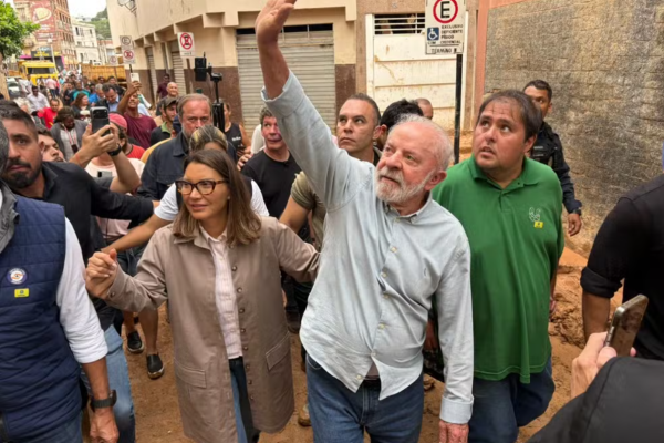 VÍDEO: Lula presta homenagens às vítimas das enchentes em MG e cobra ações do governo