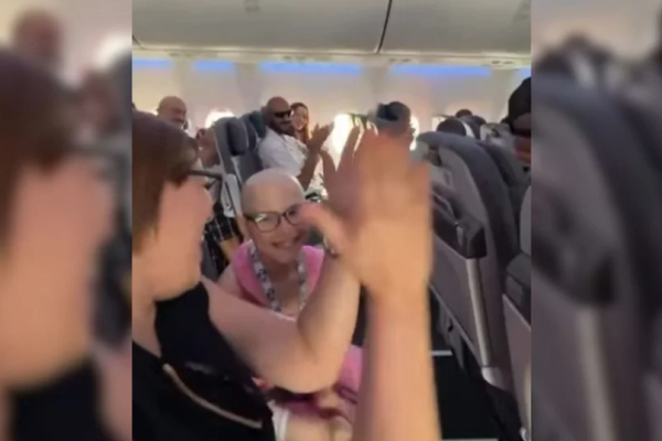VÍDEO - Menina de 8 anos curada de câncer raro é aplaudida durante voo