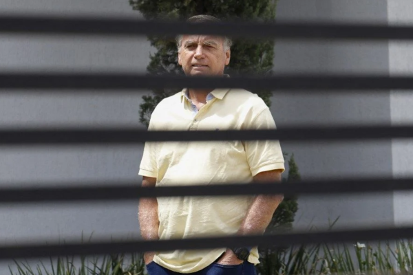 Bolsonaro tenta novo truque, mas perícia da PF desmonta pedido de prisão domiciliar
